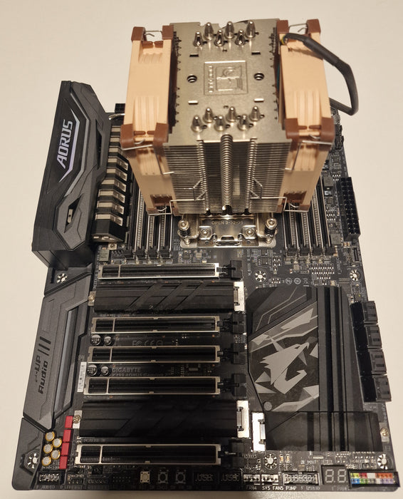 Gigabyte Aorus X399 Gaming 7 + AMD Ryzen Threadripper 1950X + Noctua NH-U9 TR4-SP3 CPU Kjøler