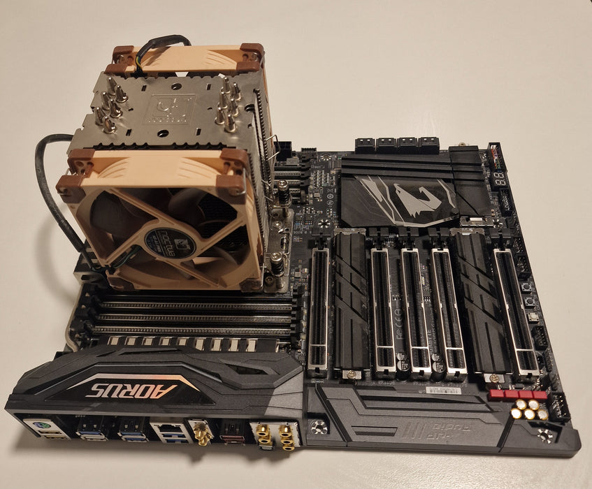 Gigabyte Aorus X399 Gaming 7 + AMD Ryzen Threadripper 1950X + Noctua NH-U9 TR4-SP3 CPU Kjøler