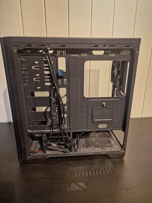 Svive Luna S700 W Midi Tower